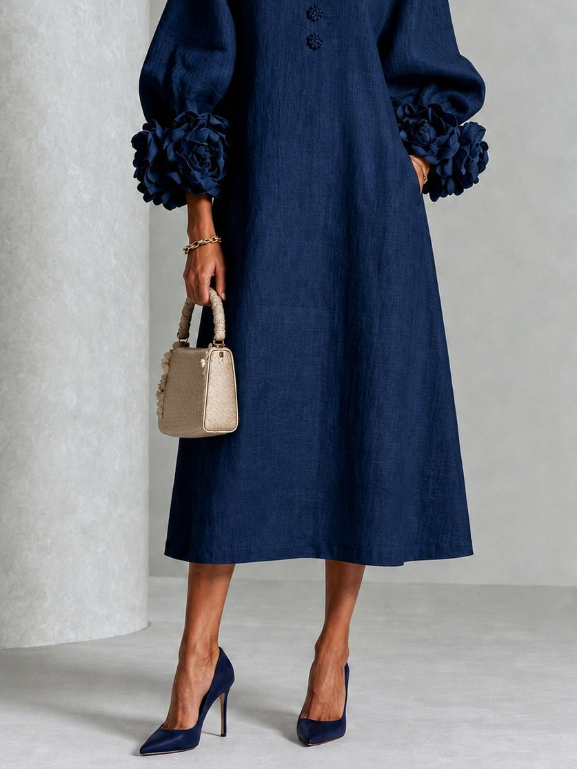 Robe midi bleu marine à boutons fleuris et poignets floraux