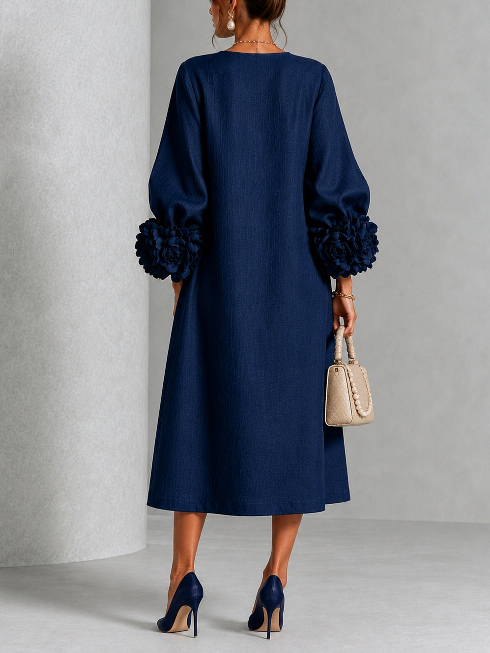 Robe midi bleu marine à boutons fleuris et poignets floraux