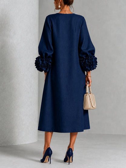 Robe midi bleu marine à boutons fleuris et poignets floraux